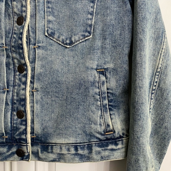 Gap Ladie’s Size XS Jean Jacket with Faux Sheep Skin Collar and Snaps Down Front - Picture 3 of 10